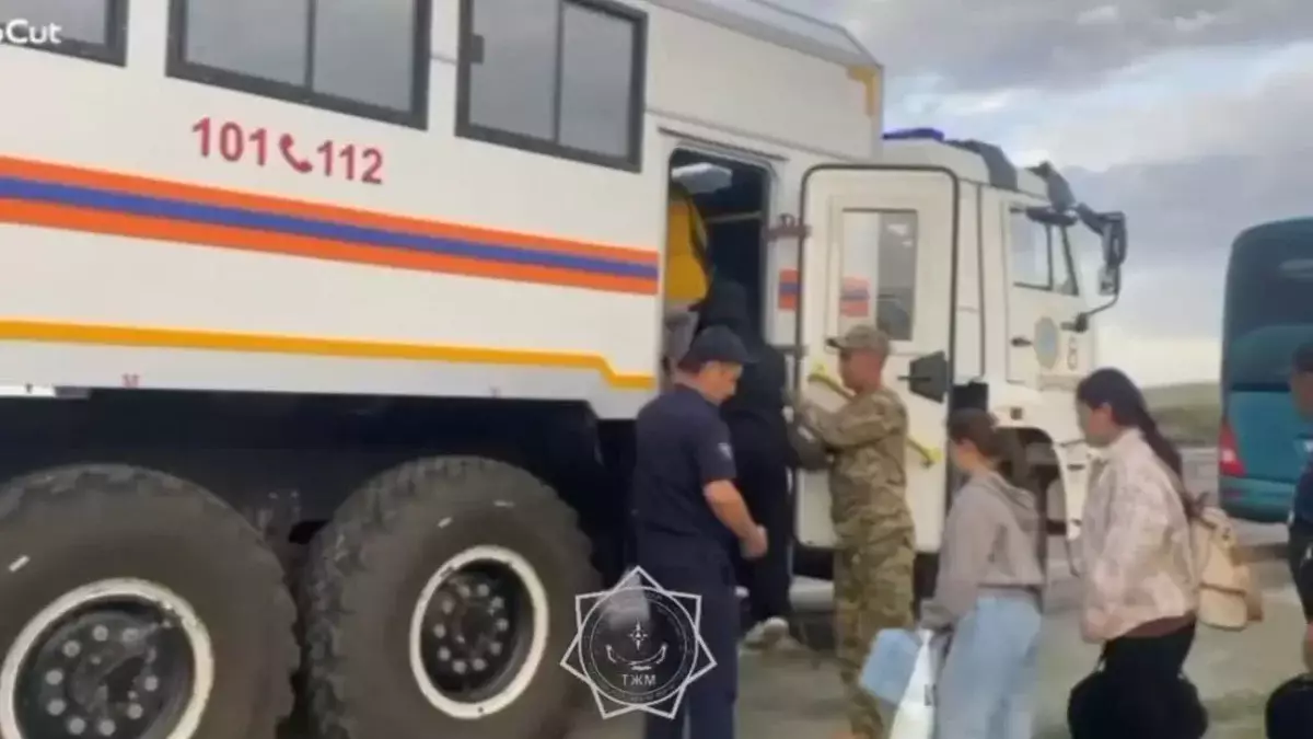Құтқарушылар жанып жатқан автобустан 34 адамды алып шықты