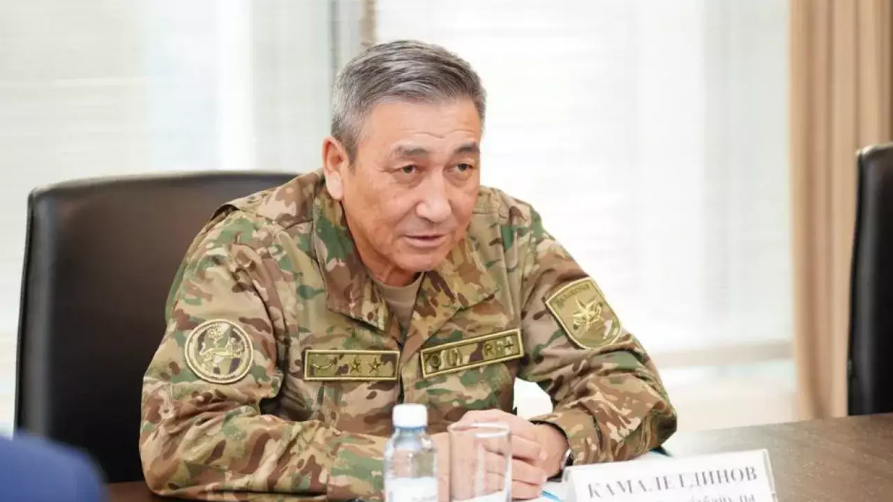 "Бұрын анасы бәрін жасап беретін" - Қорғаныс министрінің бірінші орынбасары жастардың әскерге бармауының себебін айтты (Видео)