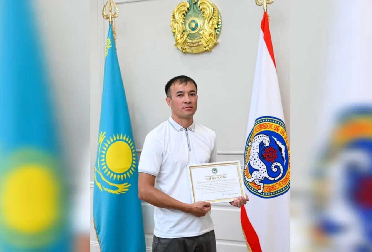 Алматы әкімдігінде адамдарды өрттен құтқарған қала тұрғыны марапатталды