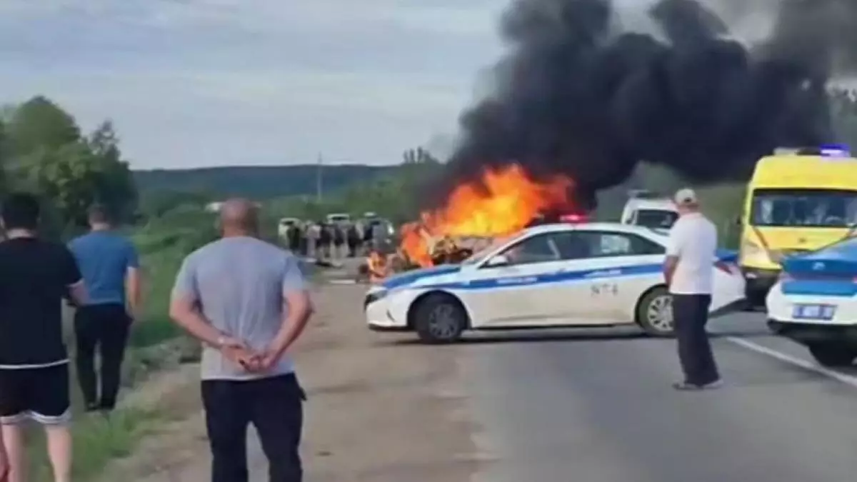 В результате возгорания автомобиля в Петропавловске погибли четыре человека, включая ребенка. Видео произошедшего доступно.