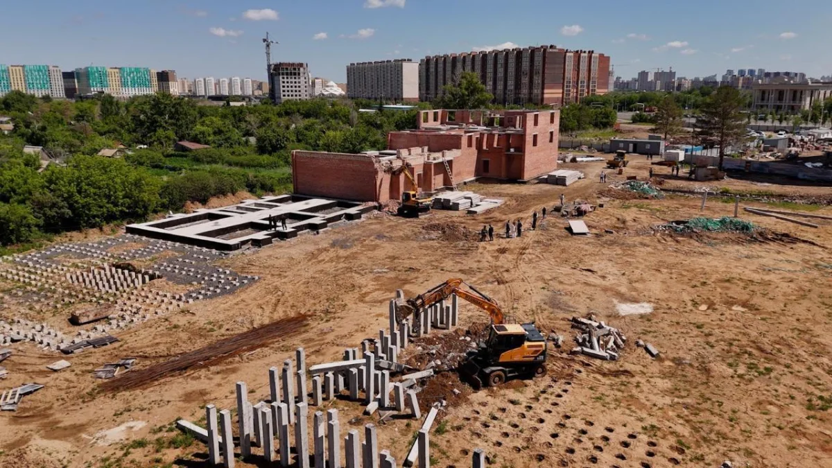Незаконно построенный жилой комплекс сносят в Астане