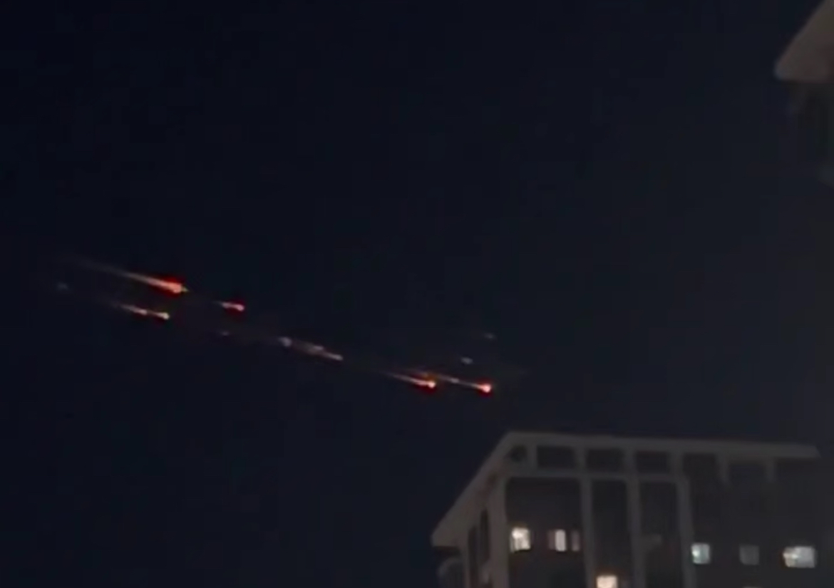 Неизвестные огни в небе над Казахстаном объяснили в Минцифры