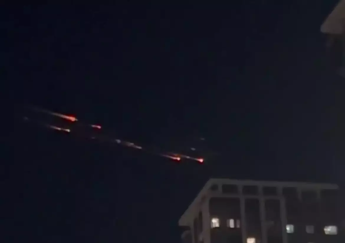 Неизвестные огни в небе над Казахстаном объяснили в Минцифры