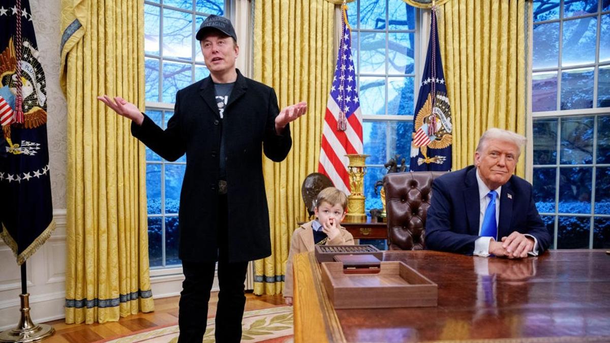 Трамп и Маск вступили в ожесточенный конфликт. Бывший президент назвал известного предпринимателя безумцем, в то время как Маск обвинил Трампа в неблагодарности.
