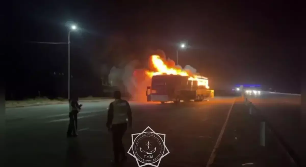 Жамбыл облысында 40 жолаушы отырған автобус өртенді (ВИДЕО)