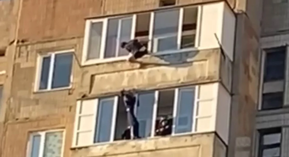Полицейский в Караганде спас мужчину, пытавшегося спрыгнуть с 9 этажа