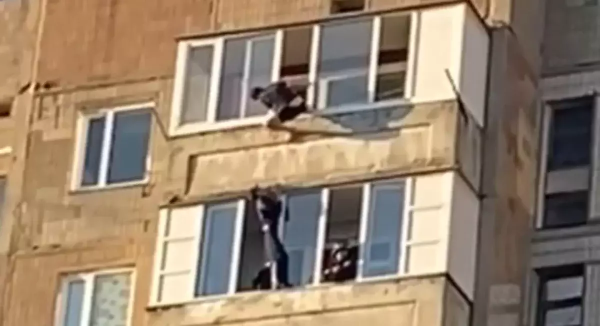 Полицейский в Караганде спас мужчину, пытавшегося спрыгнуть с 9 этажа