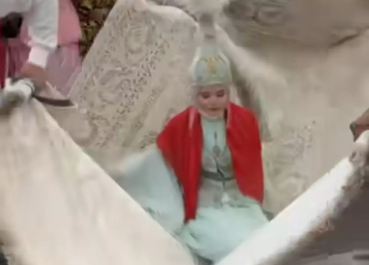 «Кілеммен шығарғаны несі?»: желіде Сәкен Майғазиевтің келінінің ұзатуы қызу талқыланып жатыр (ВИДЕО)