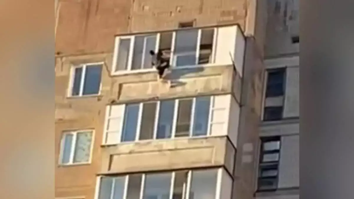 Қарағандыда 9-қабатта балконының шетінде тұрған ер адам құтқарылды (ВИДЕО)