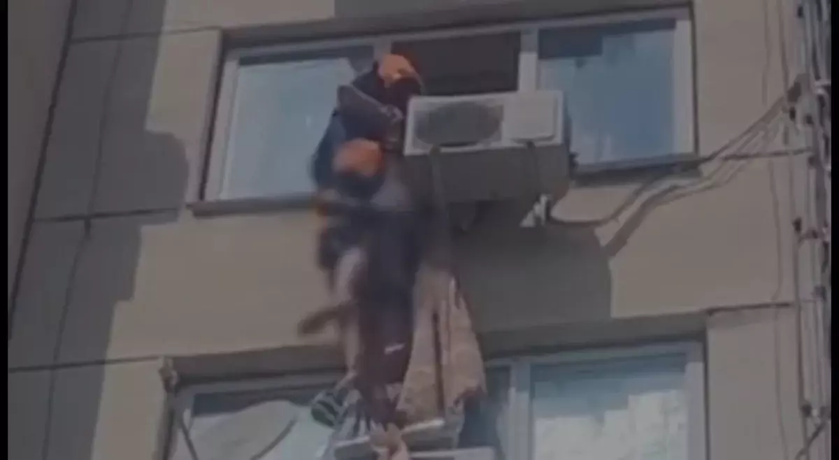 Сотрудники МЧС спасли женщину от прыжка с 5 этажа в ЗКО (ВИДЕО)