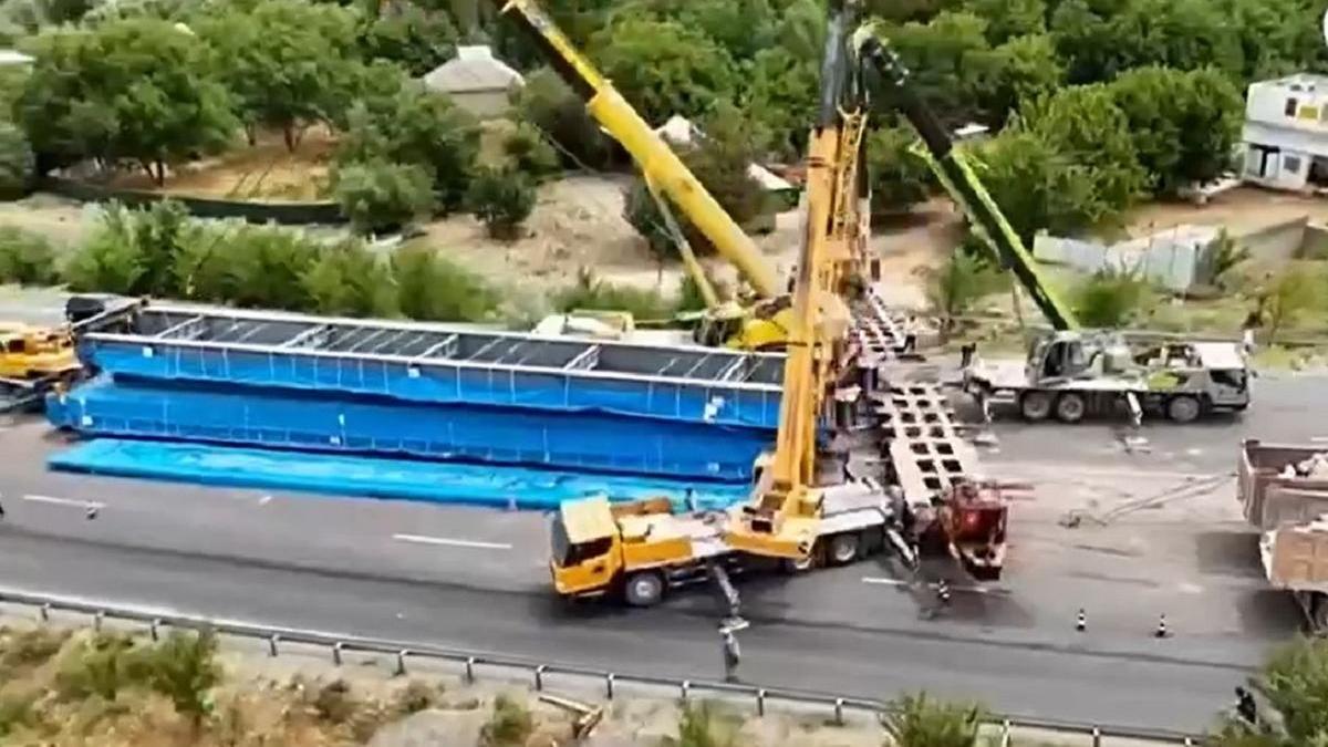 Продолжается работа по решению ситуации на трассе Тараз - Шымкент, где грузовик заблокировал проезд.