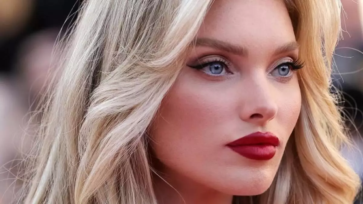Бывшая модель Victoria's Secret продемонстрировала свою пресс на фотосъемке в бюстгальтере.