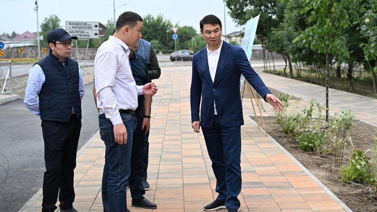 Недовольство нового акима Алматы Сатыбалды вызвали бордюры и дорожное покрытие в городе.