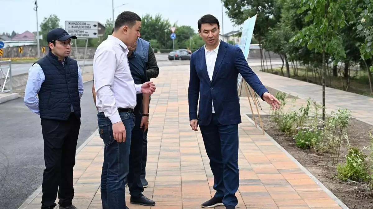 Недовольство нового акима Алматы Сатыбалды вызвали бордюры и дорожное покрытие в городе.