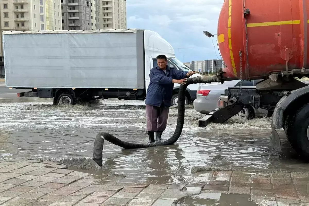 Ақтауда нөсер жаңбырдан кейін қала көшелерін су басты