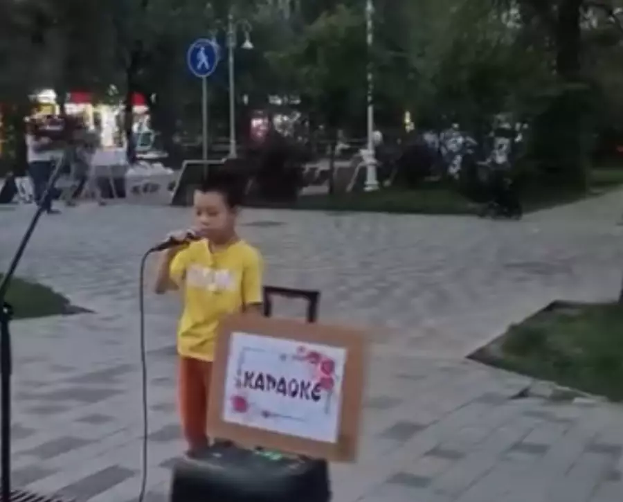 Көшеде Димаштың әнін шырқаған бала жұртты тәнті етті
