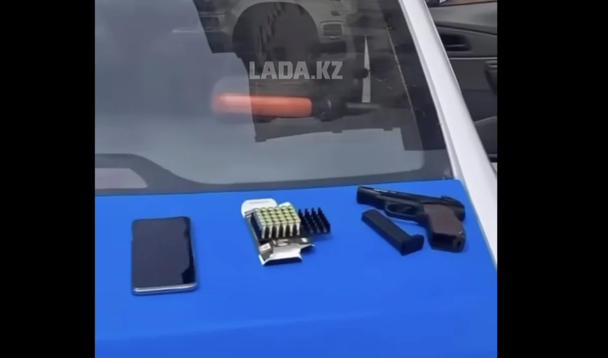 Ақтауда қару асынған ер адам көше кезіп жүрген жерінен ұсталды