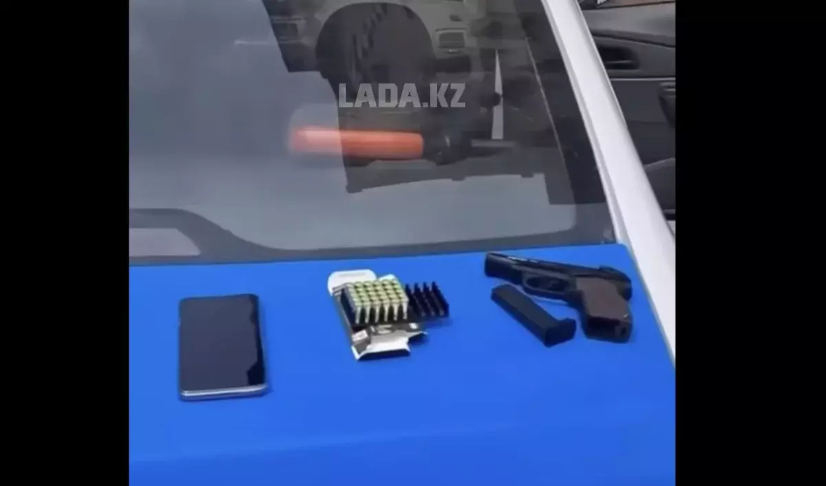 Ақтауда қару асынған ер адам көше кезіп жүрген жерінен ұсталды