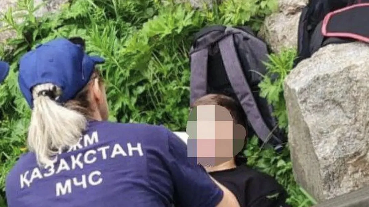 Алматы маңында мотоцикл мінген жасөспірім 10 метр тереңдіктегі жыраға құлап кетті