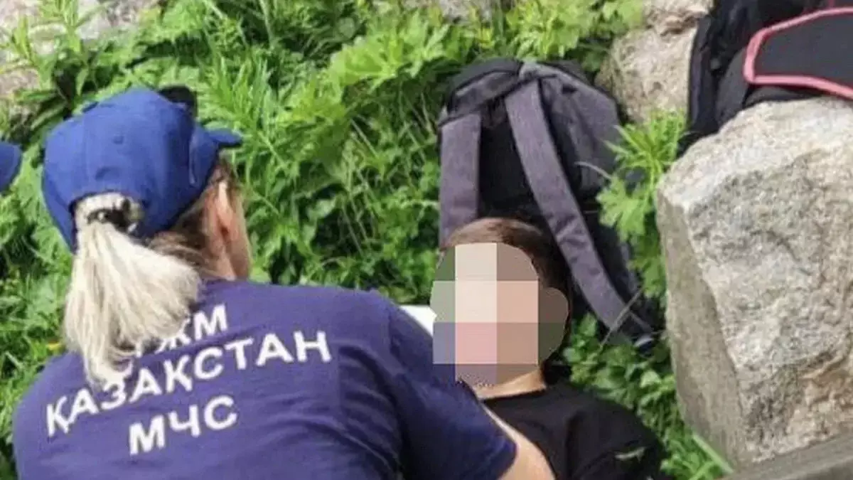 Алматы маңында мотоцикл мінген жасөспірім 10 метр тереңдіктегі жыраға құлап кетті