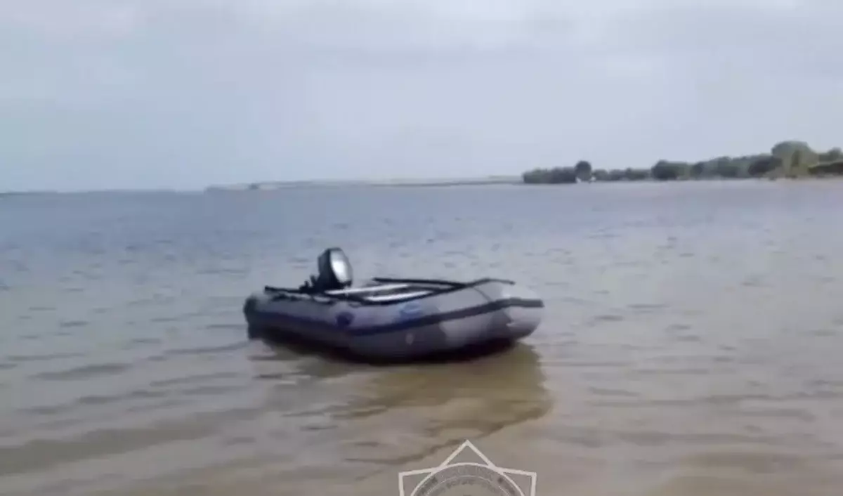 Абай облысында үрмелі қайыққа мінген бір отбасы үш баласымен бірге жағаға жете алмай қалды