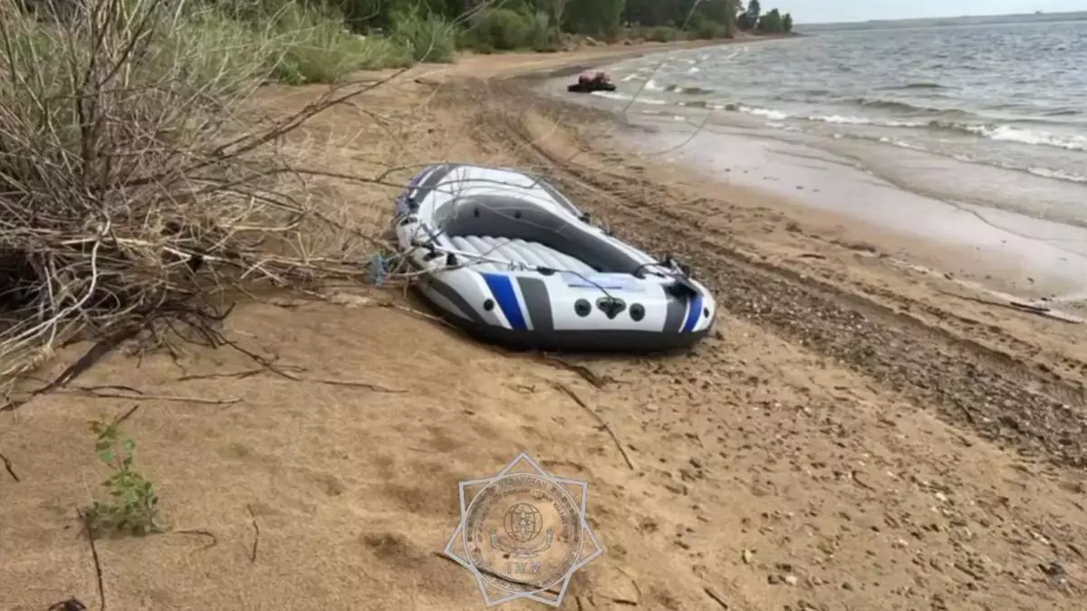 В области Абай пять человек уплыли от берега на надувной лодке (видео) исчезли.