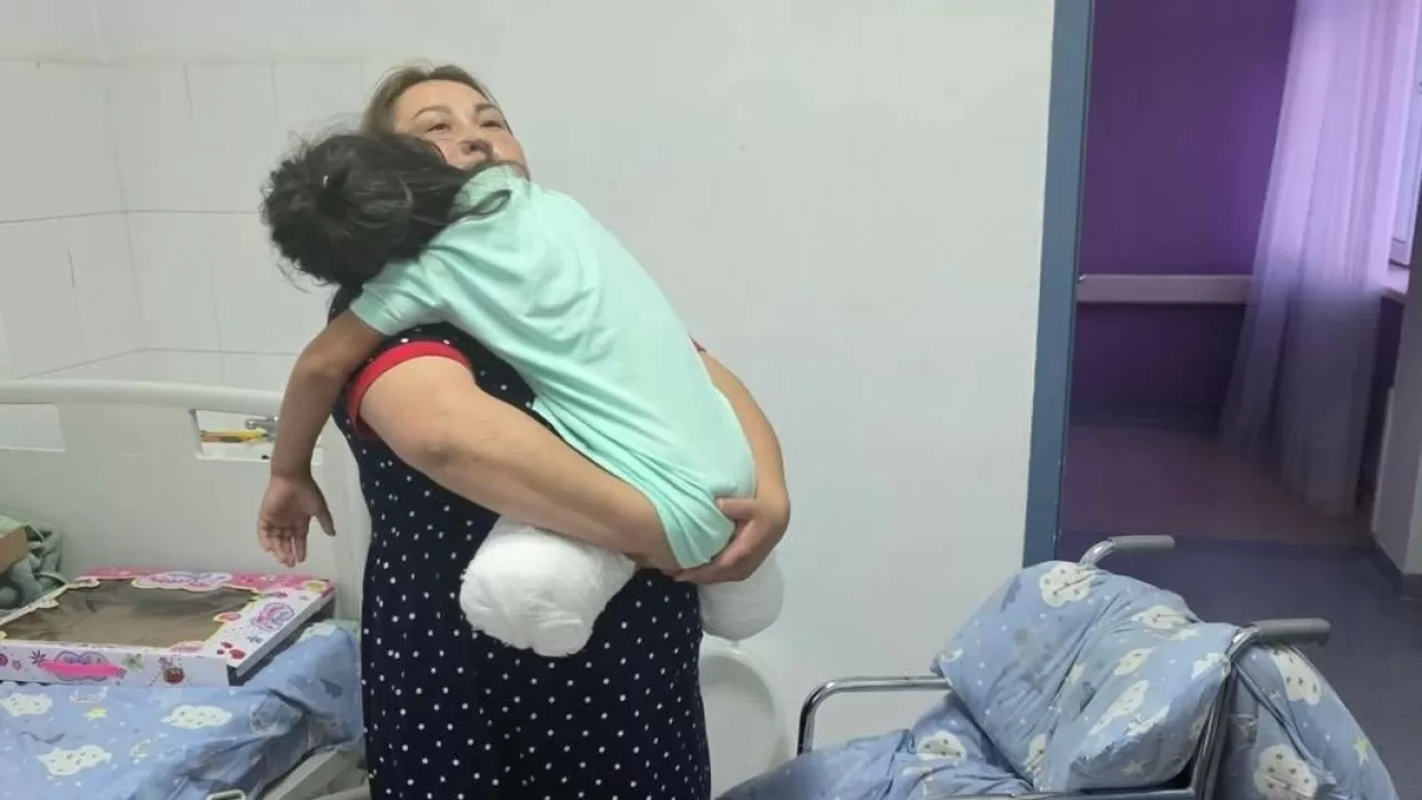 Астана әкімдігі екі аяғынан айрылған 8 жасар Алуаға көмектеседі