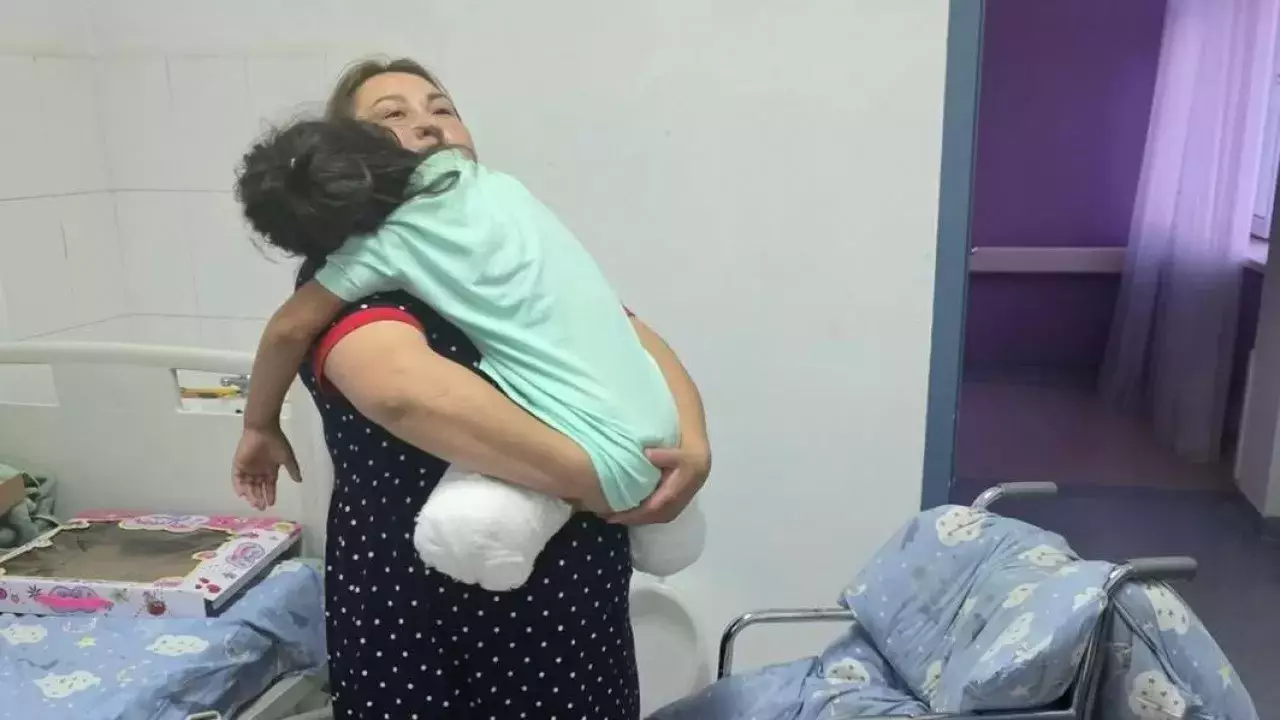Астана әкімдігі екі аяғынан айрылған 8 жасар Алуаға көмектеседі