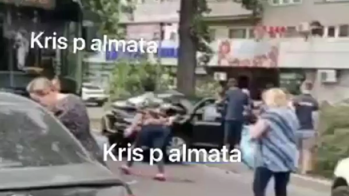 В Алматы произошло столкновение автобуса с пятью легковыми автомобилями. Инцидент был зафиксирован на видео.