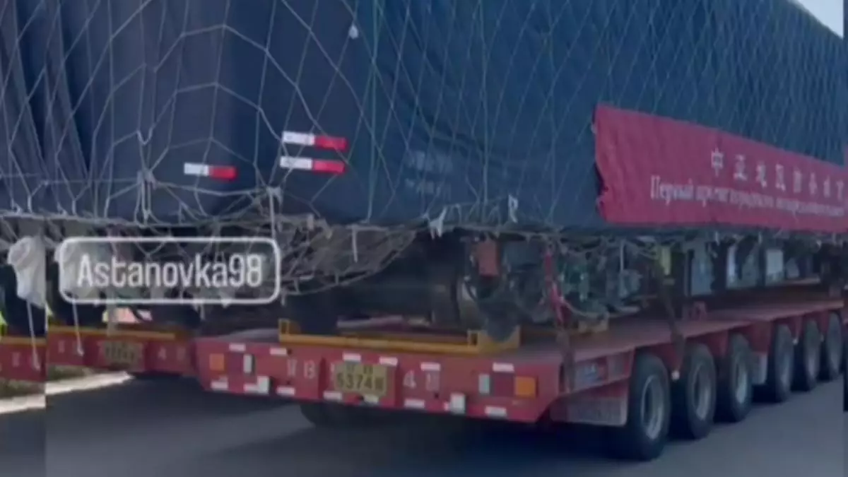 В интернете появилось видео с прибывшими в Астану вагонами LRT.