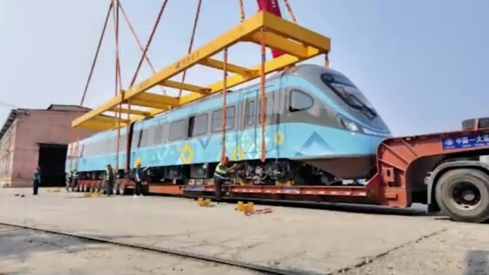 Голубые и с орнаментом: показаны вагоны LRT в Астане