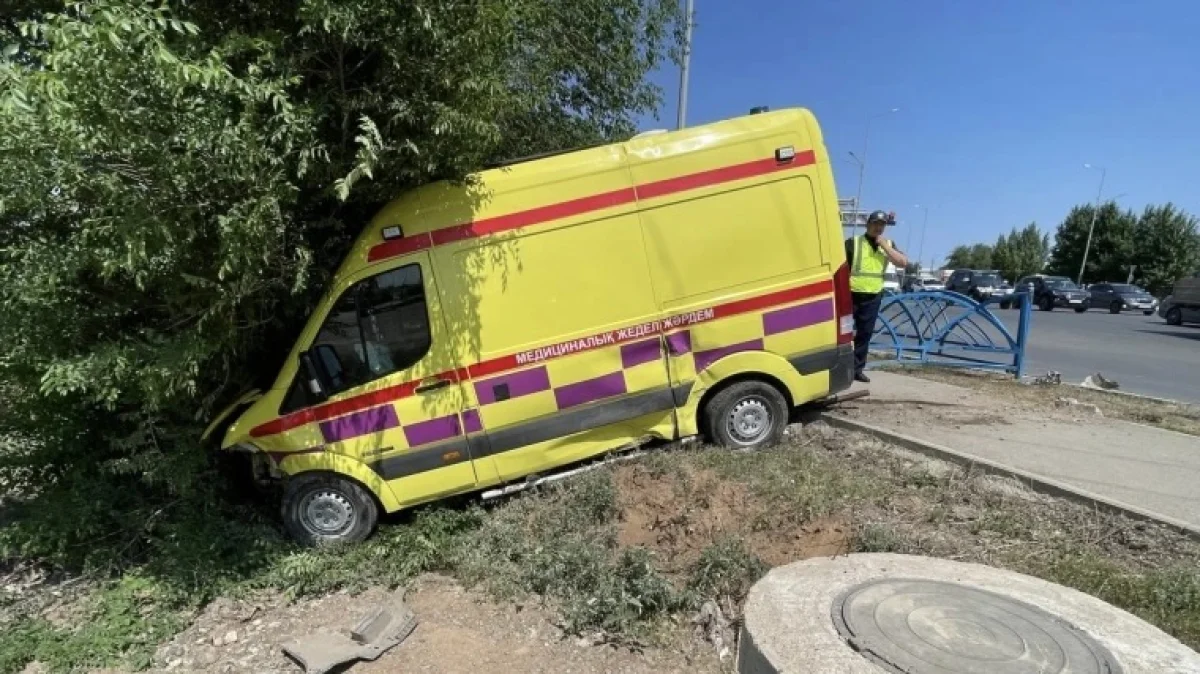 Оралда жедел жәрдем көлігі мен жеңіл автокөлік соқтығысып, бірнеше адам жарақат алды