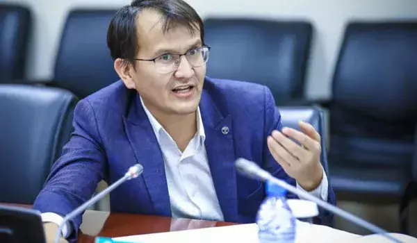 “Министрліктің өзі мектептің көбейгеніне қуанбайды, қайғырады!” дейді білікті ұстаз