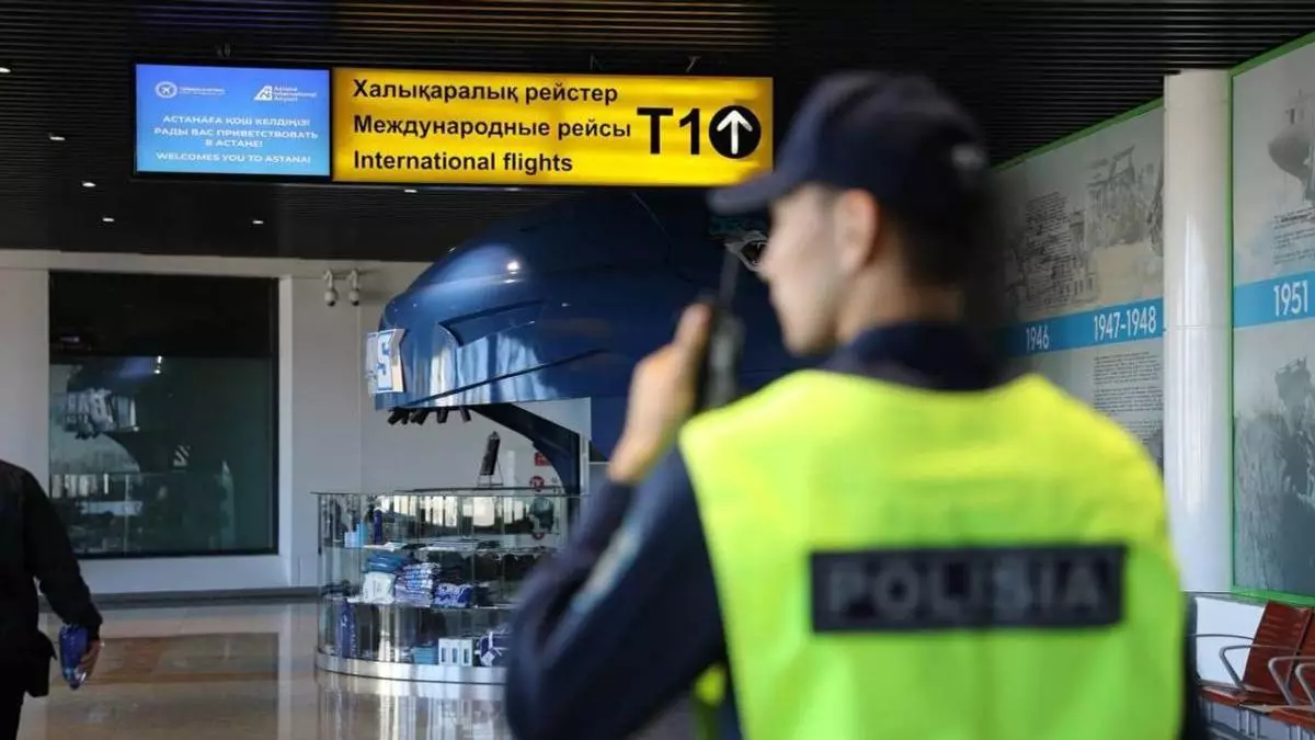 Произнес "да" и оказался под угрозой: жителя Алматы наказали за опасную шутку в аэропорту.