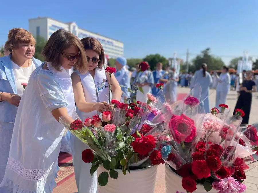 300 тезок Алии Молдагуловой возложили цветы к ее памятнику