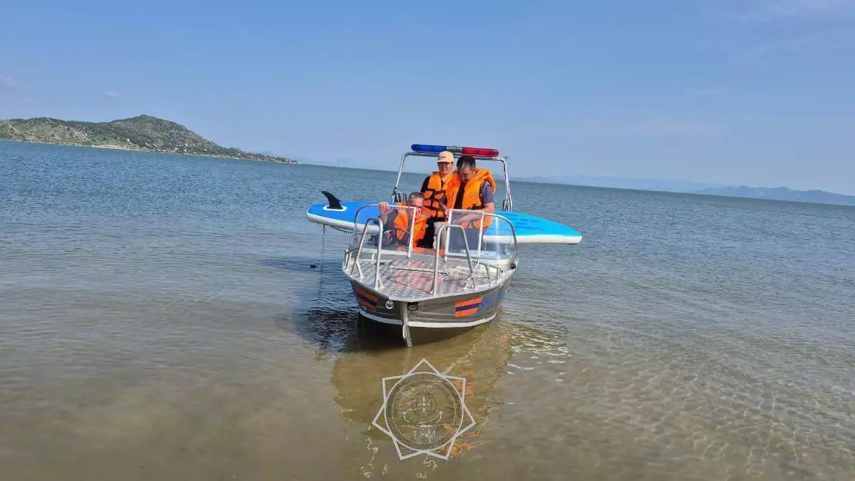 Течением во Владивостокский краевой округ унесло двух взрослых и детей на сапборде.