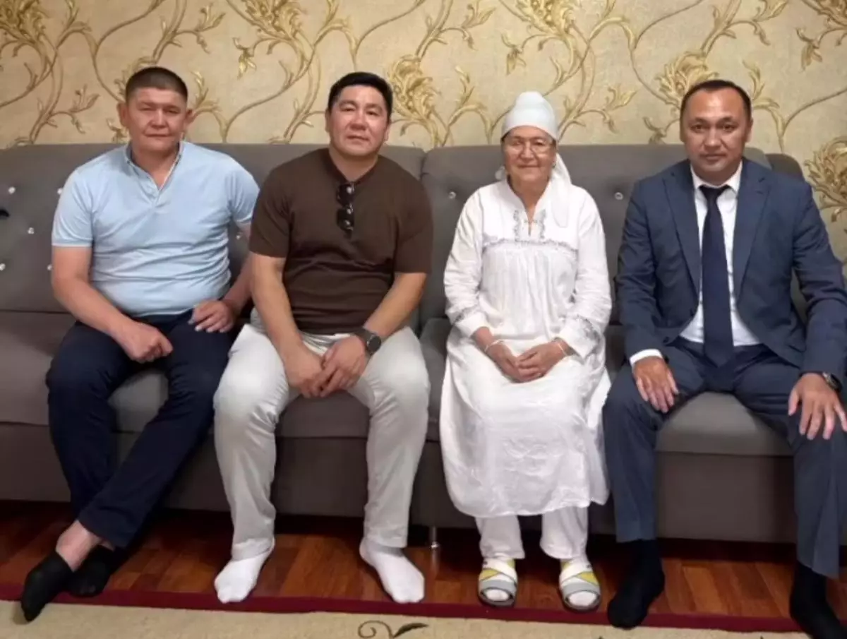 «Бекзат ағама құран оқып шықтым»: Сәрсекбаев Саттархановтың үйіне барды