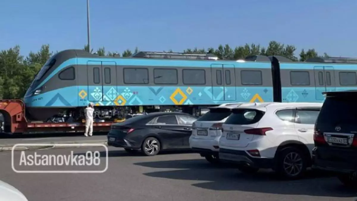 В Астане начали устанавливать вагоны на линии LRT (фото, видео)