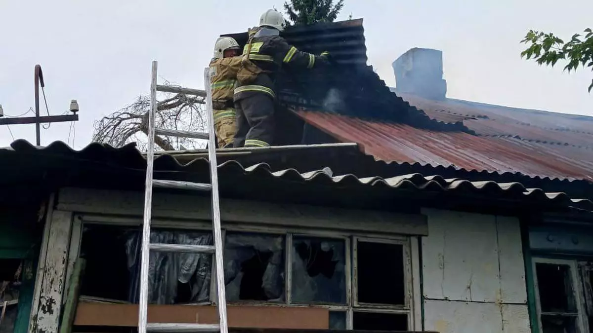 В Алматы произошел пожар в частном доме, двум людям удалось спастись из огня.