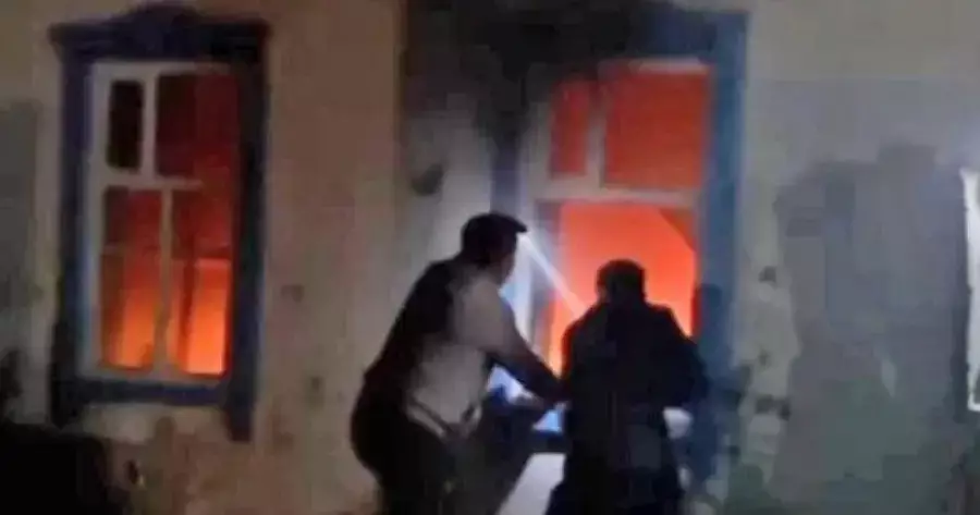 Әскери қызметкер өртеніп жатқан үйден әйелді құтқарып қалды