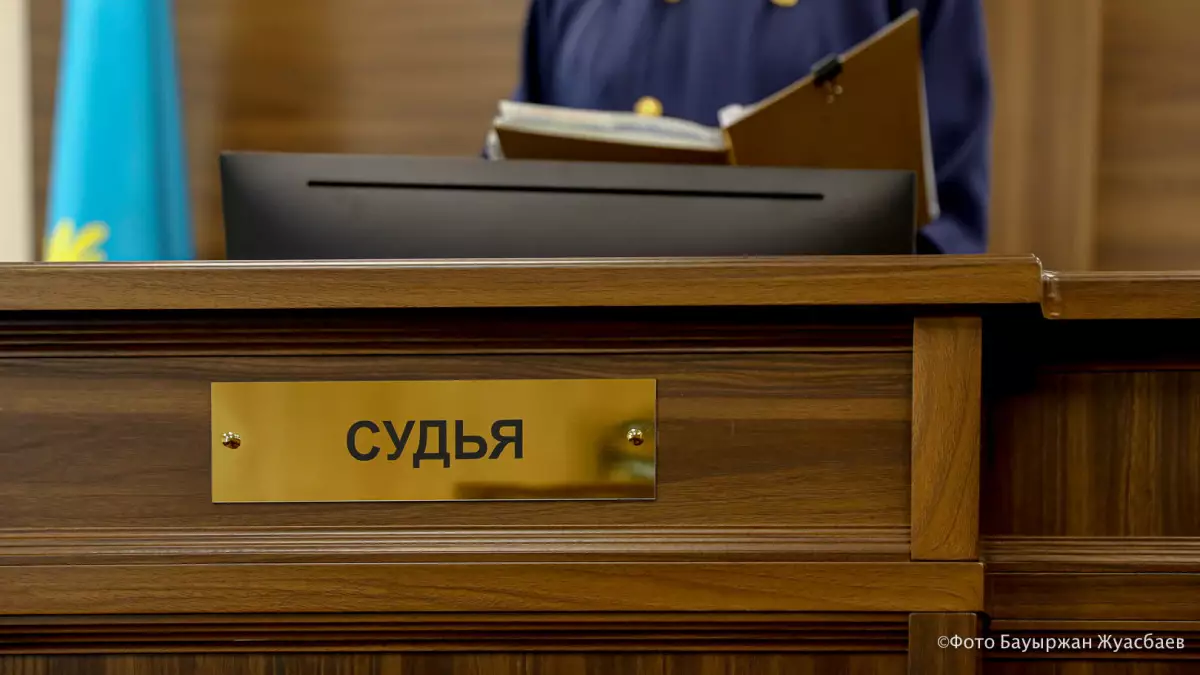 Пара алған Жамбыл облысы экология департаментінің басшысы айыппұлмен шектелді