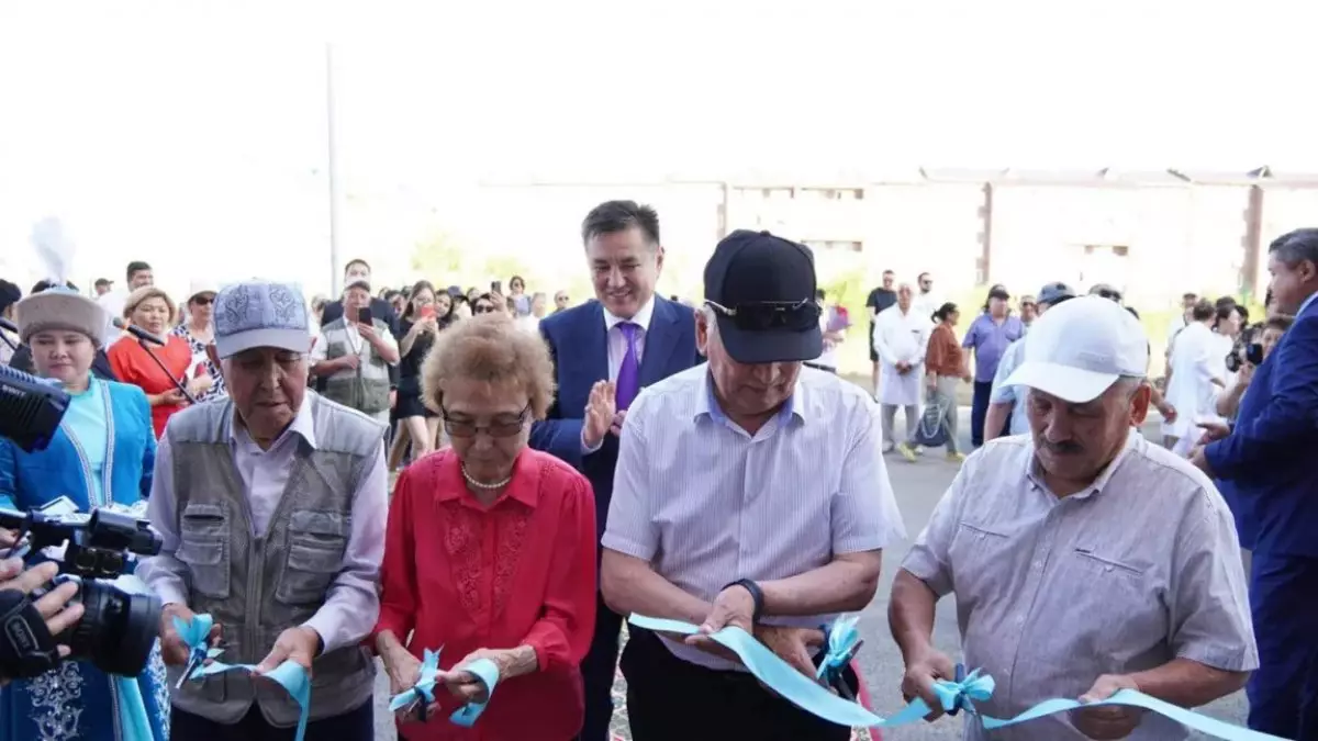 В поселке Касыма Кайсенова ВКО досрочно открыли современную поликлинику