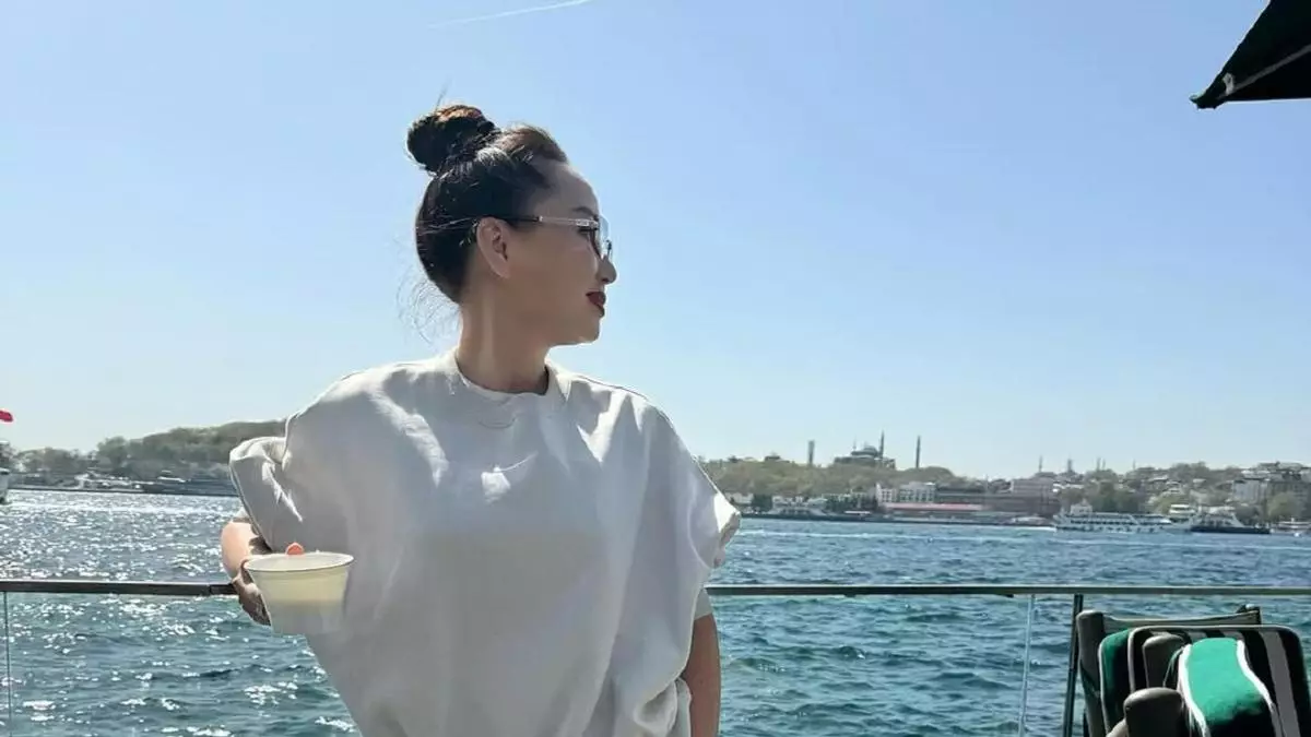 "Такие одинаковые!": Баян Алагузова выложила снимок своих дочерей - Айару и Алму"