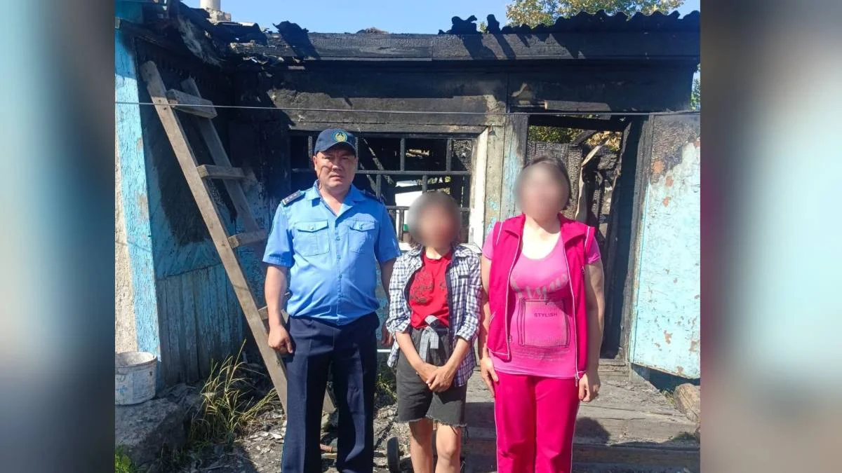 В СКО сотрудник службы пробации спас семью от пожара