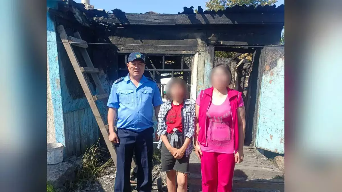 В СКО сотрудник службы пробации спас семью от пожара