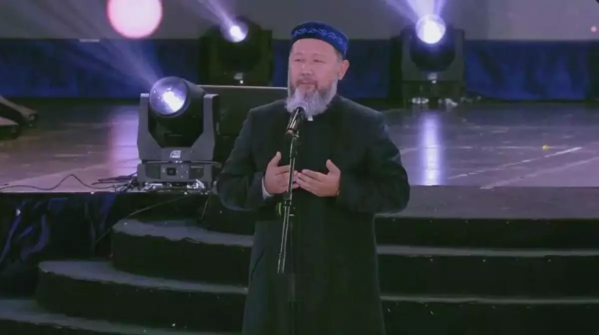 “Жаназаға бармай, әншінің тойында жүр”: Тойға барған бас мүфти сынға қалды