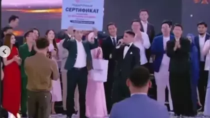 Жанболат пен Жазираның ұлы Майғазиевтің ұлы мен келініне қымбат сыйлық берді (Видео)