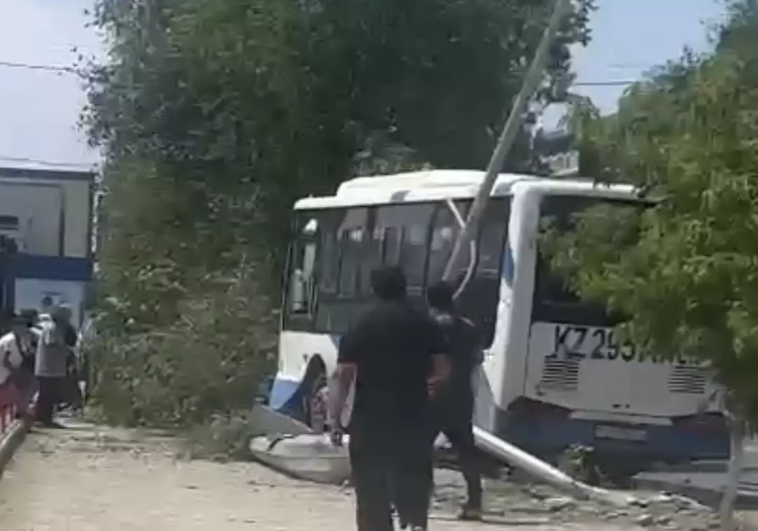 В Кульсары автобус вынесло на обочину: шестеро в больнице
