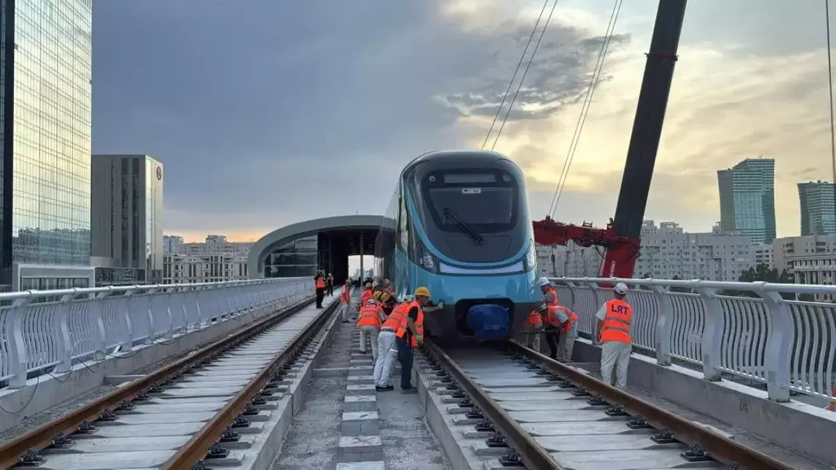 Вагоны второго состава LRT установили в Астане – видео
