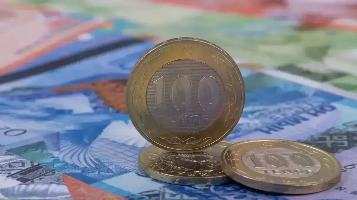 Кімдердің жалақысы 50%-ға дейін өседі – Тоқаев заңға қол қойды